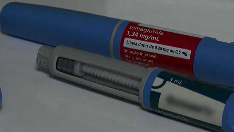 Caneta injetável de semaglutida com rótulo visível sobre superfície branca