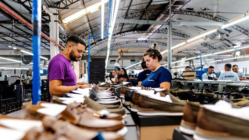 Máquinas, calçados e produtos químicos lideram o aumento nas exportações para os EUA, enquanto novas tarifas ameaçam competitividade brasileira; empresas correm o risco de efeito retroativo