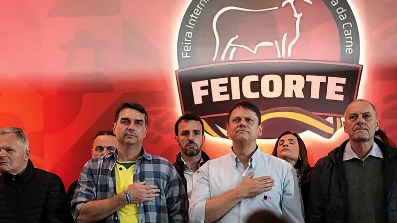 Flávio Bolsonaro e Tarcísio de Freitas na abertura da Feicorte, em Presidente Prudente, interior de São Paulo