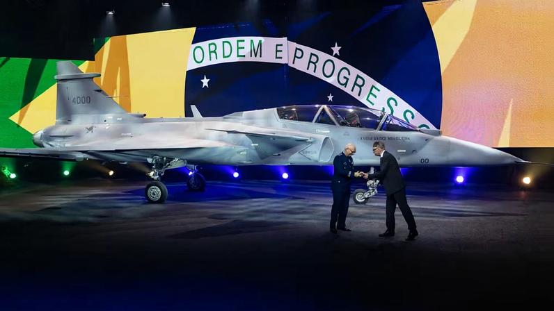 A versão com dois assentos do jato Gripen foi apresentada na última terça, na Suécia