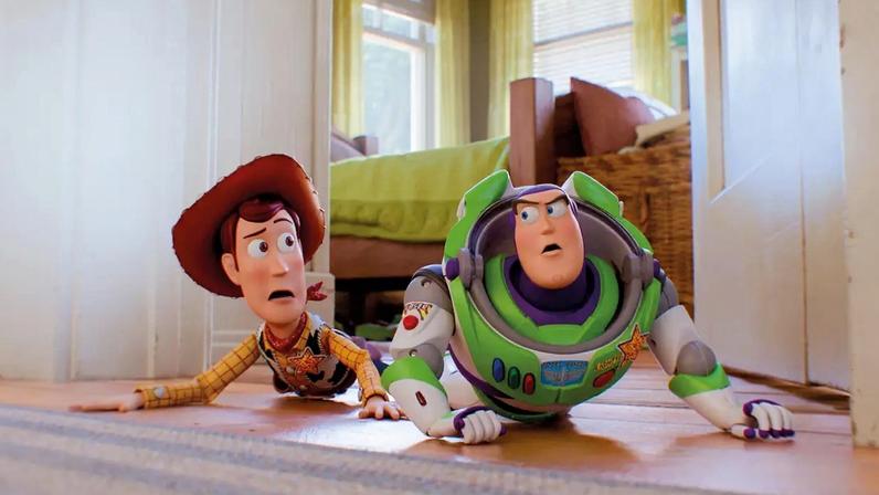 HUMILHADOS - Woody e Buzz no chão e Lilypad ao fundo: tablet quer ter toda a atenção da criança para si