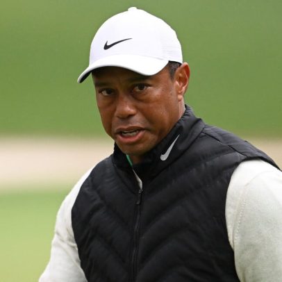 Tiger Woods volta à reabilitação enquanto namorada enfrenta câncer