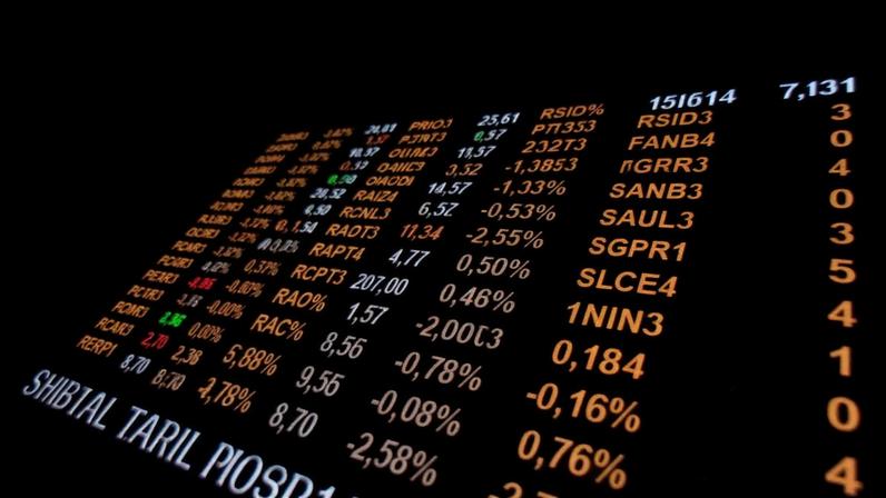 Mercados globais operam com cautela diante de dados de emprego nos EUA e escalada de tensões no Oriente Médio
