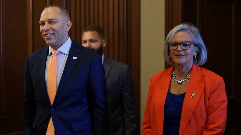 O líder da minoria democrata na Câmara dos Deputados, Hakeem Jeffries, participa de uma audiência no Capitólio