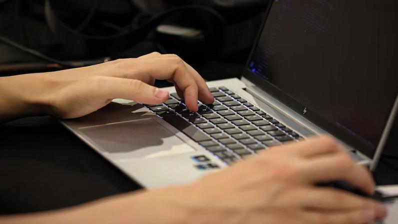 Fora do setor de tecnologia, os usuários pouco frequentes de IA também enfrentam um risco maior de demissão do que seus colegas. (Foto: Angel Garcia/Bloomberg)