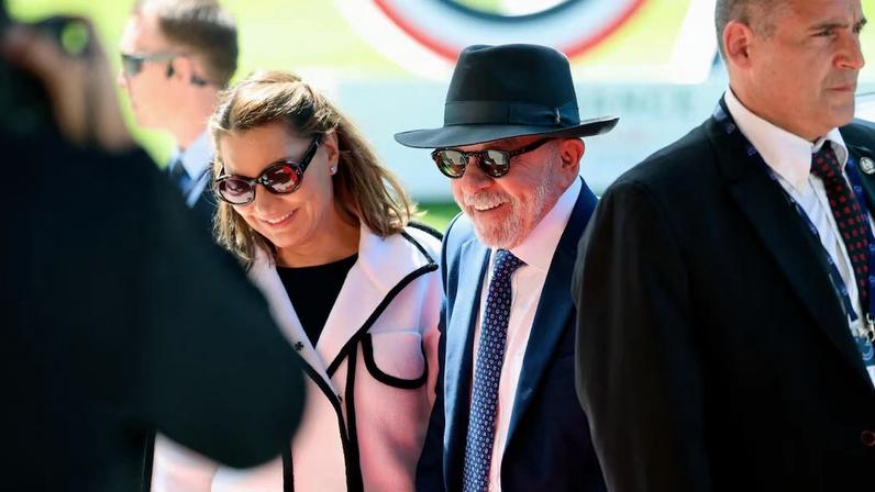 Lula chega a Évian-les-Bain, na França, ao lado da primeira-dama, Janja, para a cúpula do G-7