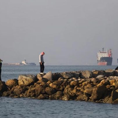 Irã afirma ter atingido dois navios no Estreito de Ormuz e ameaça embarcações