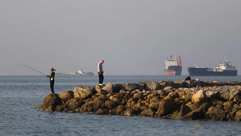 Embarcações ancoradas no Estreito de Ormuz; Irã afirma ter atacado dois navios que tentavam cruzar a via