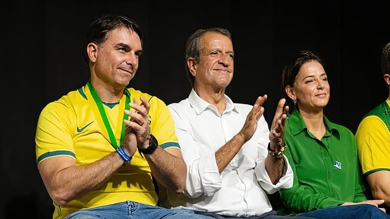 O senador e pré-candidato à Presidência, Flávio Bolsonaro (PL-RJ); o presidente nacional do PL, Valdemar Costa Neto; e a pré-candidata à vice-governadora de Goiás, Ana Paula Rezendo (PL-GO) durante evento do partido em Goiás