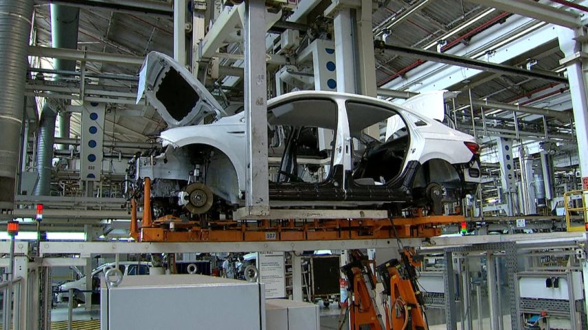 Carro em montagem em linha de produção automatizada dentro de uma fábrica automotiva