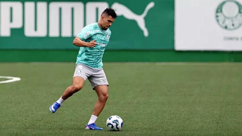 O jogador Paulinho, da SE Palmeiras, durante treinamento, na Academia de Futebol. (Foto Cesar GrecoPalmeirasby Canon)