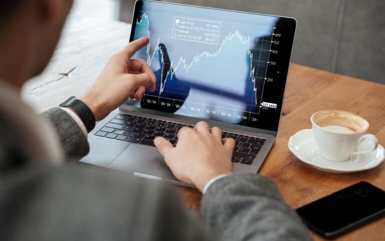 Tarifa de 12,5% dos EUA entra no radar; mercados operam cautelosos