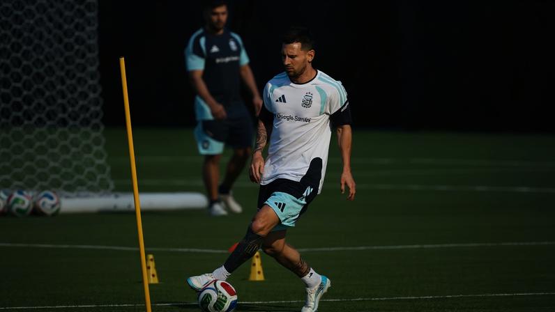 Messi em treino da Argentina, às vésperas da Copa do Mundo, nos Estados Unidos