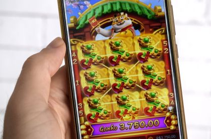 Jogo do Tigrinho invade redes sociais e incomodam usuários. Jogo é cassino online e promete altos ganhos de dinheiro. Centenas de pessoas registraram boletim de ocorrência em São Paulo