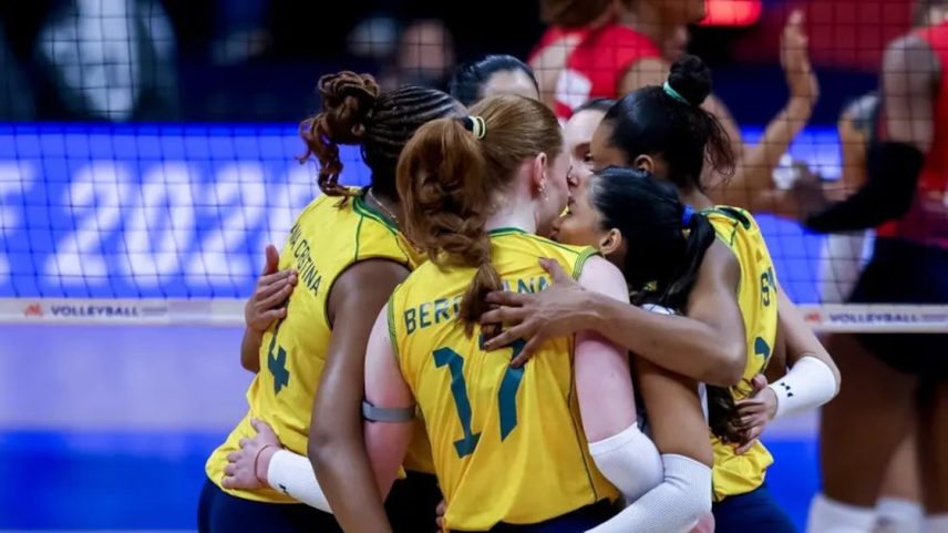Seleção brasileira feminina de vôlei venceu a China por 3 sets a 1.
