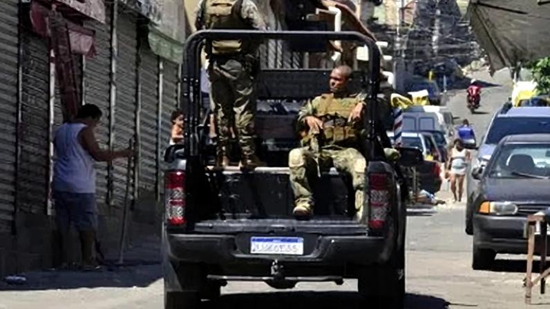 Policiais durante operação de ocupação do Complexo do Jacarezinho na cidade do Rio de Janeiro (RJ)