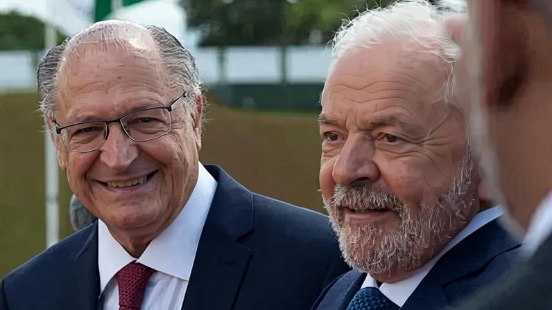 O presidente Luiz Inácio Lula da Silva (PT) e, ao fundo, o vice Geraldo Alckmin (PSB)
