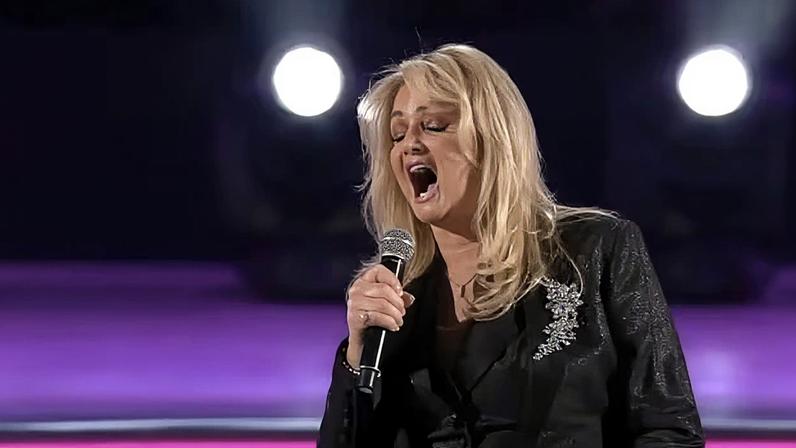 Cantora Bonnie Tyler acorda após mês em coma induzido em Portugal