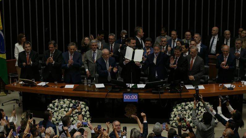 Sessão solene de promulgação da PEC da reforma tributária no Congresso, em dezembro de 2023
