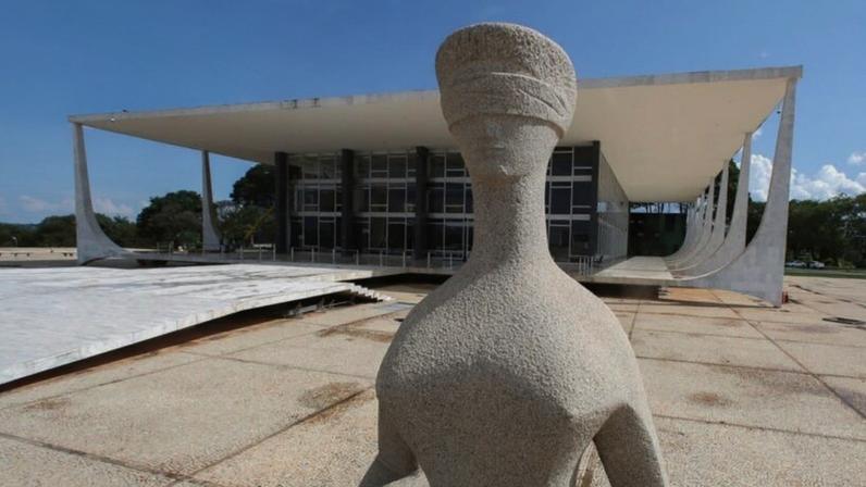 Ministros demoraram uma semana para, em consenso, fechar uma redação final sobre a regulamentação das big techs; na imagem, a fachada do STF, em Brasília