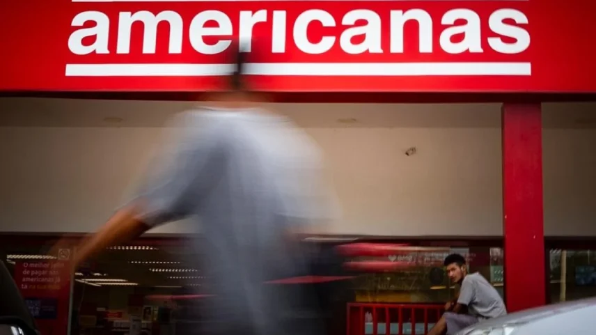 Homem passa por fachada da loja Americanas em Brasília - Metrópoles