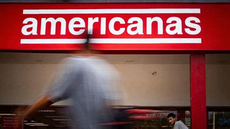 Homem passa por fachada da loja Americanas em Brasília - Metrópoles