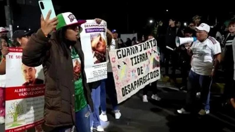 Famílias de desaparecidos protestam na Cidade do México enquanto a polícia bloqueia marcha rumo ao estádio da Copa do Mundo