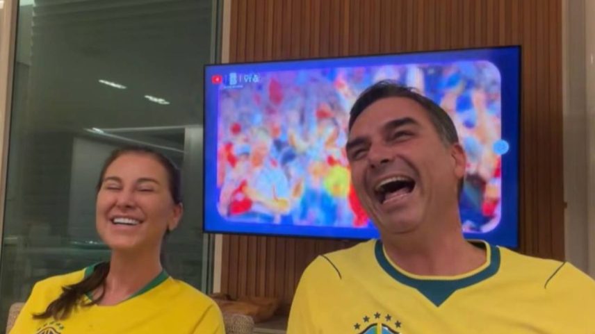 Fernanda e Flávio Bolsonaro sorridentes em live logo após duras críticas de Michelle em vídeo
