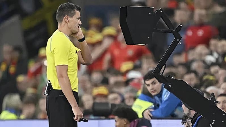 Árbitro consultando VAR em partida qualificatória para a Copa do Mundo de 2026