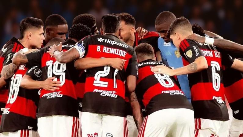 Time do Flamengo reunido antes de duelo pela Libertadores (Foto: Adriano Fontes / Flamengo)