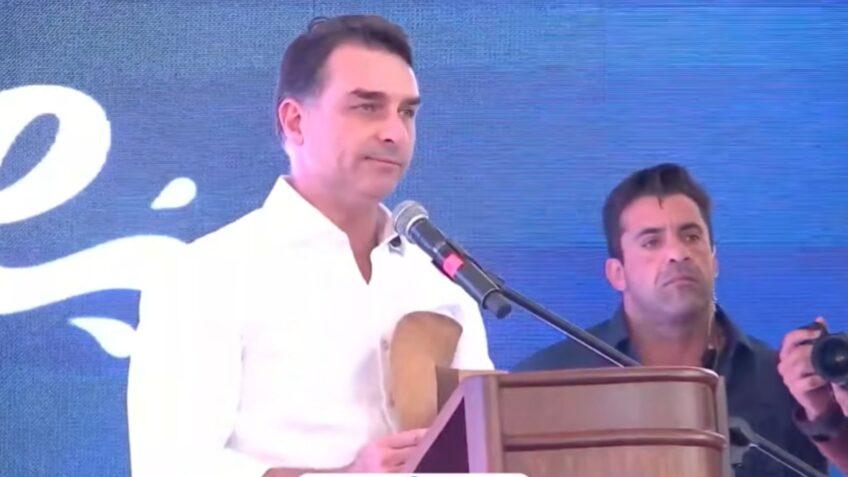 Durante o discurso, Flávio Bolsonaro também criticou a condução do governo federal, afirmando que a gestão estaria voltada para interesses eleitorais