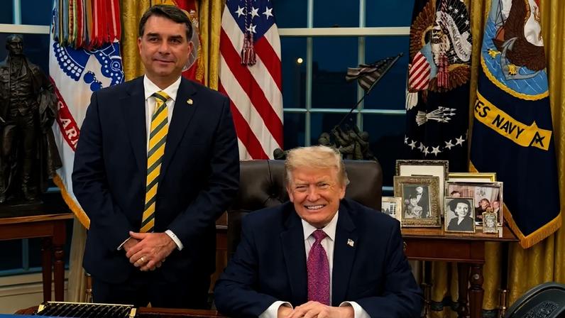 O senador Flávio Bolsonaro (PL), durante visita ao presidente americano, Donald Trump, na Casa Branca (BolsonaroSP/X/Reprodução)