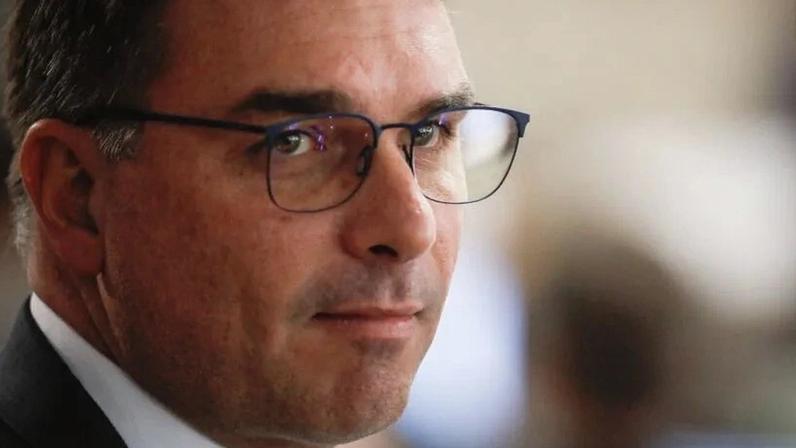 Durante a solenidade em Goiás, o presidente classificou os Bolsonaros como "vendilhões da pátria" e chegou a chamar Flávio (foto) de "imbecil"