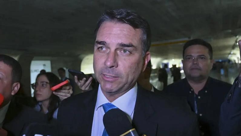Flávio Bolsonaro rebate acusações culpando Lula por discurso antiamericano (Foto: Ton Molina/Agência Senado)