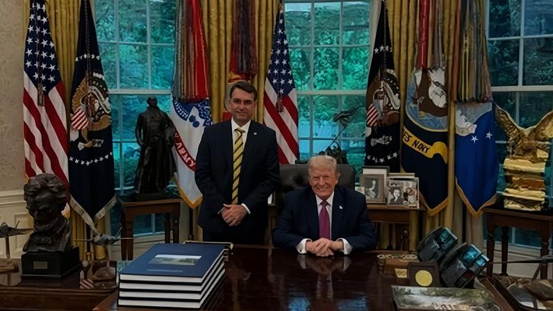 O senador Flávio Bolsonaro ao lado do presidente Donald Trump