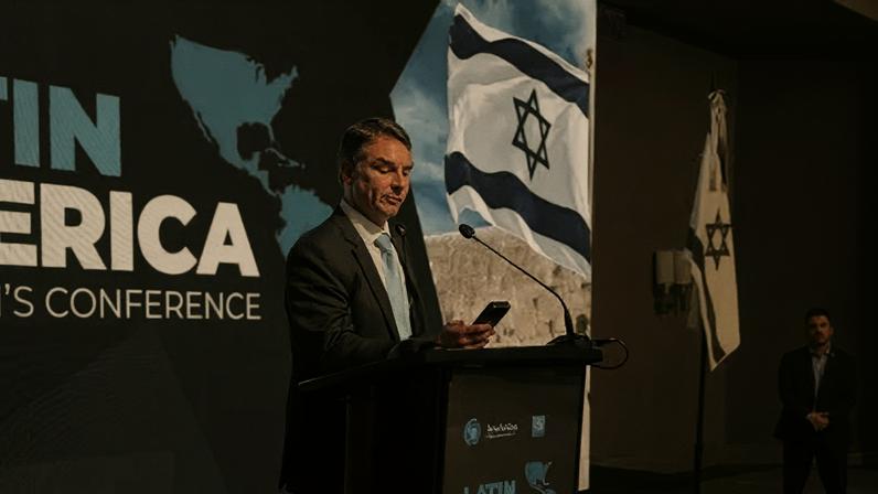 Flávio Bolsonaro faz discurso em espanhol na Argentina e fala sobre o problema do crime organizado no Brasil, relacionando-o ao Irã e ao Hezbollah