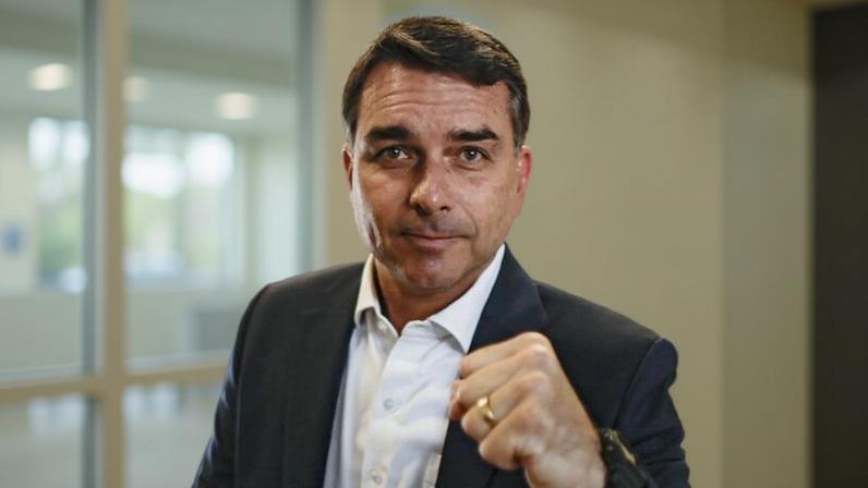 Na imagem, o senador e pré-candidato ao Planalto, Flávio Bolsonaro (PL) que comemorou a vitória de Espriella nas eleições colombianas