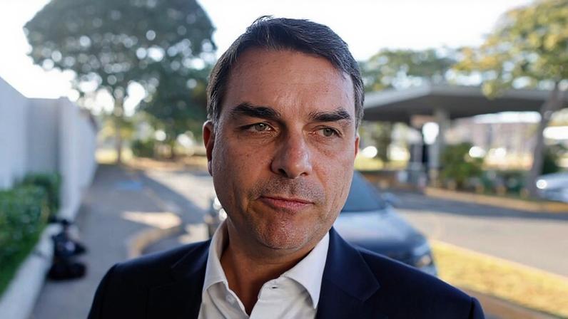 Senador Flávio Bolsonaro, pré-candidato à Presidência da República, no embarque executivo do aeroporto de Brasília