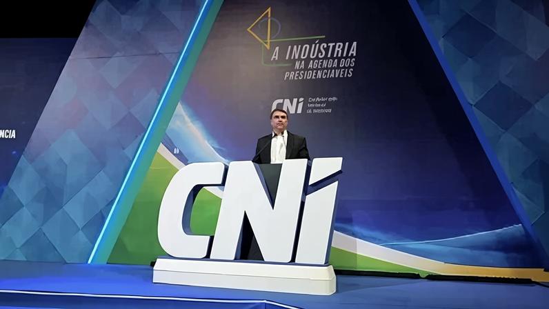 O senador e pré-candidato à Presidência da República Flávio Bolsonaro (PL-RJ), em evento da CNI