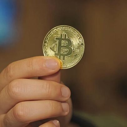 Bitcoin cai 6% com saídas de ETFs e incertezas geopolíticas