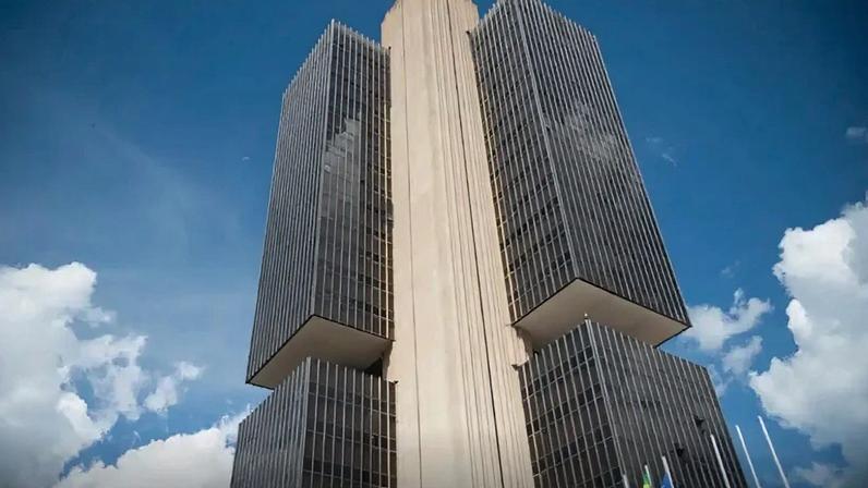 O cenário motivou o governo federal a relançar o programa Desenrola Brasil, que já registrou 1,4 milhão de operações com juros limitados a 1,99% ao mês