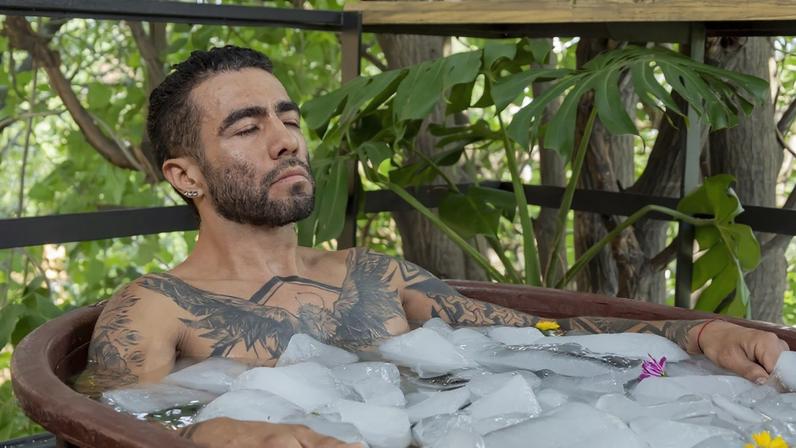 Homem dentro de uma banheira de gelo - tecnica biohacking