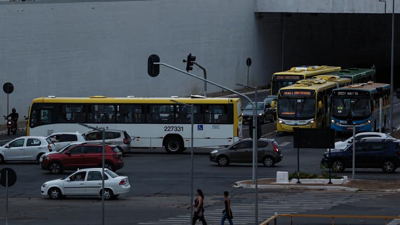 Imagem colorida de ônibus e carros circulando próximo a Rodoviária do Plano- Metrópoles