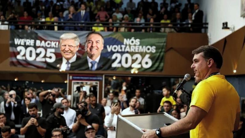 O senador Flávio Bolsonaro (PL-RJ) esteve em cerimônia para receber Cidadania Honorária na Câmara de Belo Horizonte
