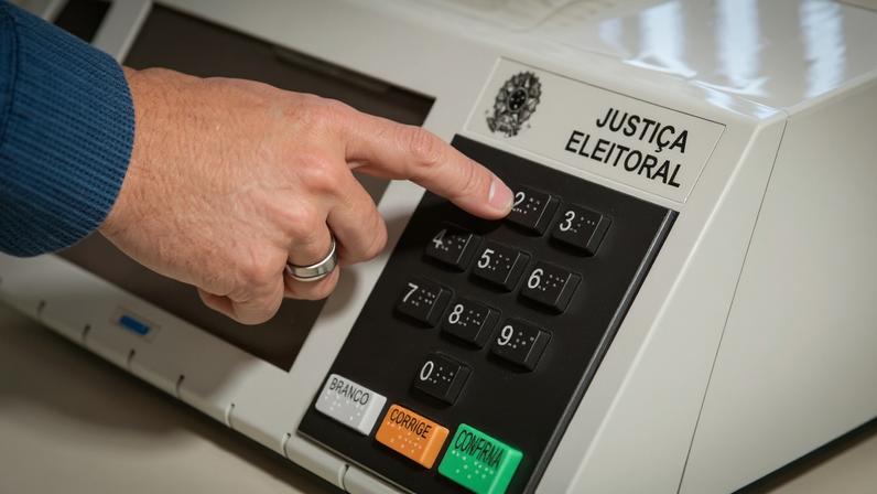 Pessoa digitando em urna eletrônica - Metrópoles