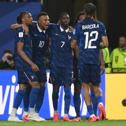 França vence o Iraque em jogo marcado por tempestade e show de Mbappé