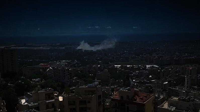Fumaça sobe nos subúrbios ao sul de Beirute após ataque israelense