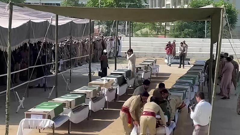 Funerais para as vítimas da queda de um helicóptero militar na Caxemira paquistanesa