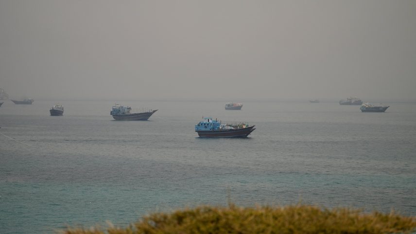 Embarcações ancoradas no estreito de Ormuz , vistas de Musandam, Omã