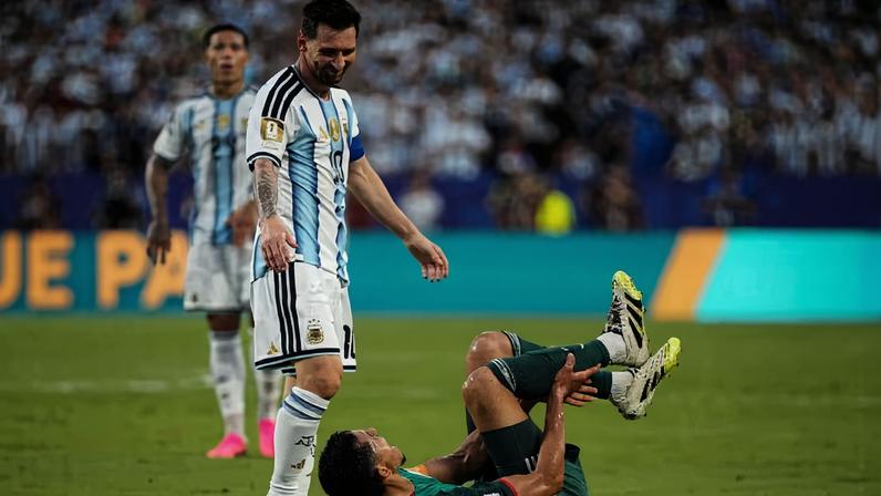 Lance aos 32 minutos gera polêmica na partida entre Argentina e Argélia